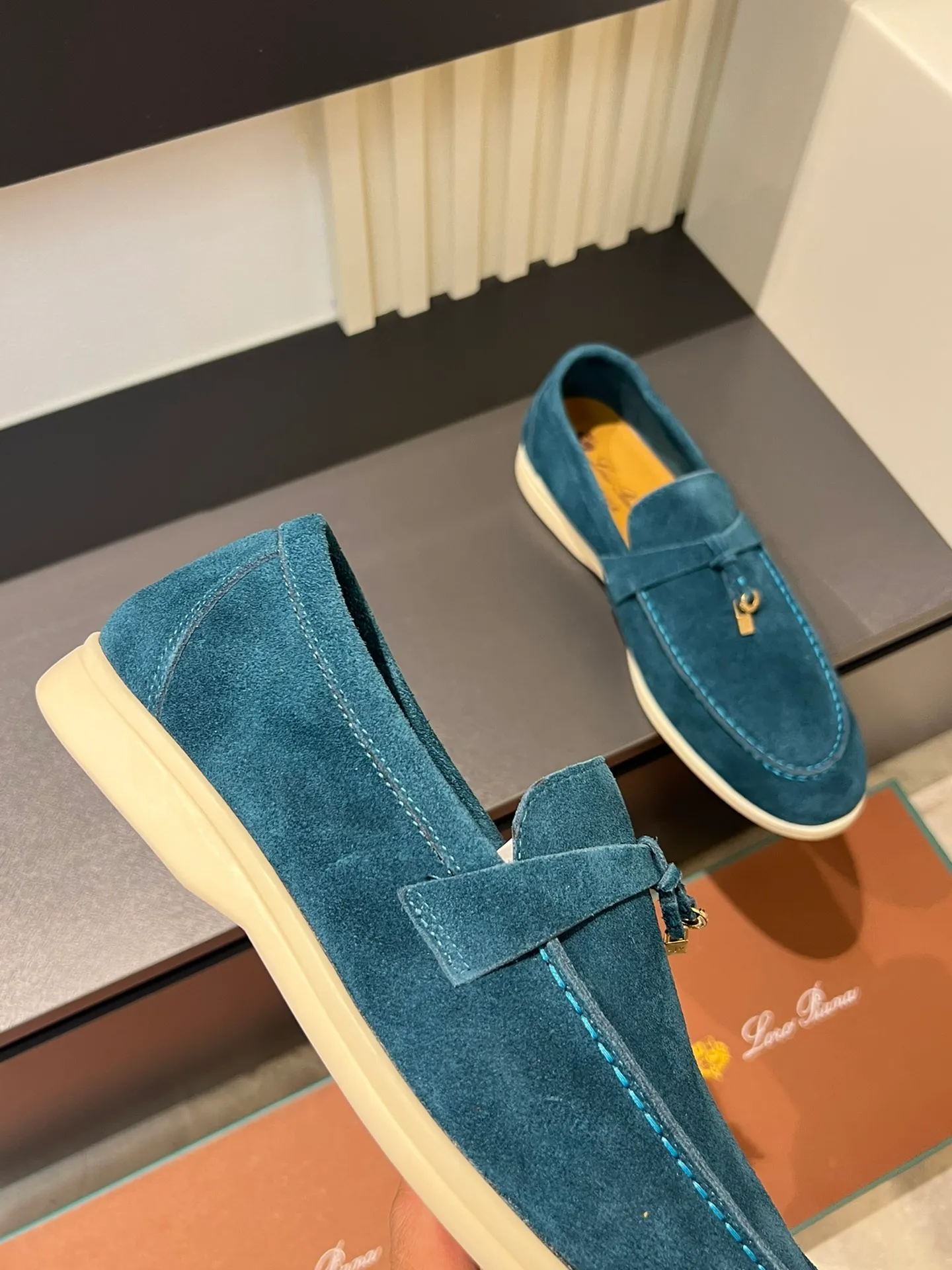 Men's shoes 💰p360 "Loro men's shoes 💰pian'*" Classic L men's shoes for couples 💰p Top version British flat loafers, a must-have item in old money style, the minimalist design is eye-catching and durable, a plus point for dressing The soft foot feel and texture are outstanding. They don’t scratch your feet and are very nice. They are matched with soft and waxy soles. They can be worn daily for a long time without getting tired. They are easy to wear, versatile and classic items, with perfect foot feel and texture! Imported cashmere fabric, the lining is made of imported A-grade water-dyed cow lining, the top version of the genuine leather midsole is sewn with pure handmade mark thread! Size: Female 35-40 (34. Customized) Male 38-44 (45.46. Customized)